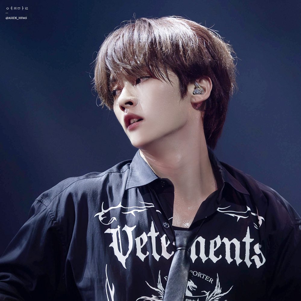 thinkabtminho's tweet photo. lee know being the dancing gem he is — a thread https://t.co/cw2O6vPdhU