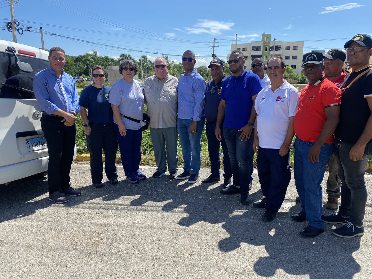 Nuestro Alcalde José Darío Cepeda Medina recibe a la delegación encabezada por Stephen Graham Jefe de Bomberos de Greenville Carolina del Sur, su esposa Patty Graham y Celeste Cathart. Quienes entregarán el camión bombero a nuestra ciudad. #SeguimosTrabajandoParaTi #NeibaAvanza