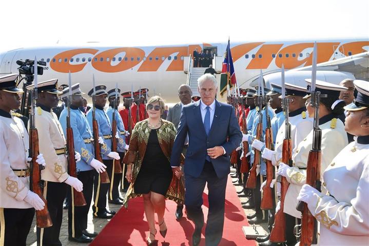 Con honores, #Namibia recibe a presidente #cubano. #DiazCanelEnAfrica #CubaAfricaSiempreUnidas cubadebate.cu/noticias/2023/…