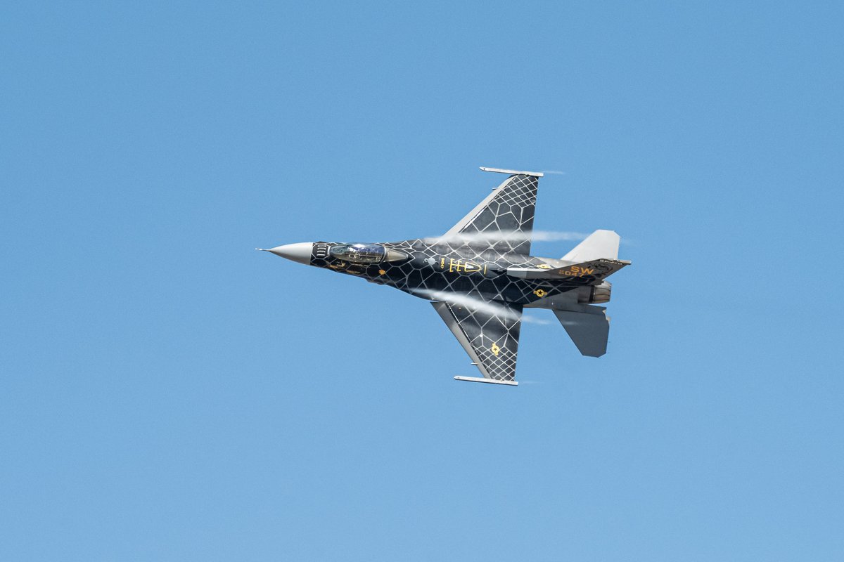 aluisius's tweet photo. F-16 Viper Demo Team (@ViperDemoTeam) brought a loud toy. No smokes or bell and whistle, just pure power. What a show!
#powerontheprairie #siouxfalls #sodak #southdakota #airshow #hifromsd https://t.co/tWWfxslLVu