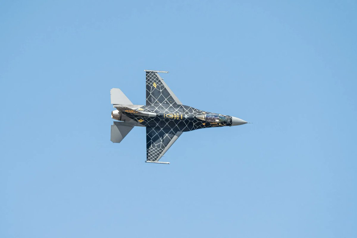 aluisius's tweet photo. F-16 Viper Demo Team (@ViperDemoTeam) brought a loud toy. No smokes or bell and whistle, just pure power. What a show!
#powerontheprairie #siouxfalls #sodak #southdakota #airshow #hifromsd https://t.co/tWWfxslLVu