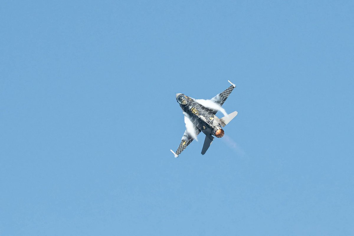 aluisius's tweet photo. F-16 Viper Demo Team (@ViperDemoTeam) brought a loud toy. No smokes or bell and whistle, just pure power. What a show!
#powerontheprairie #siouxfalls #sodak #southdakota #airshow #hifromsd https://t.co/tWWfxslLVu