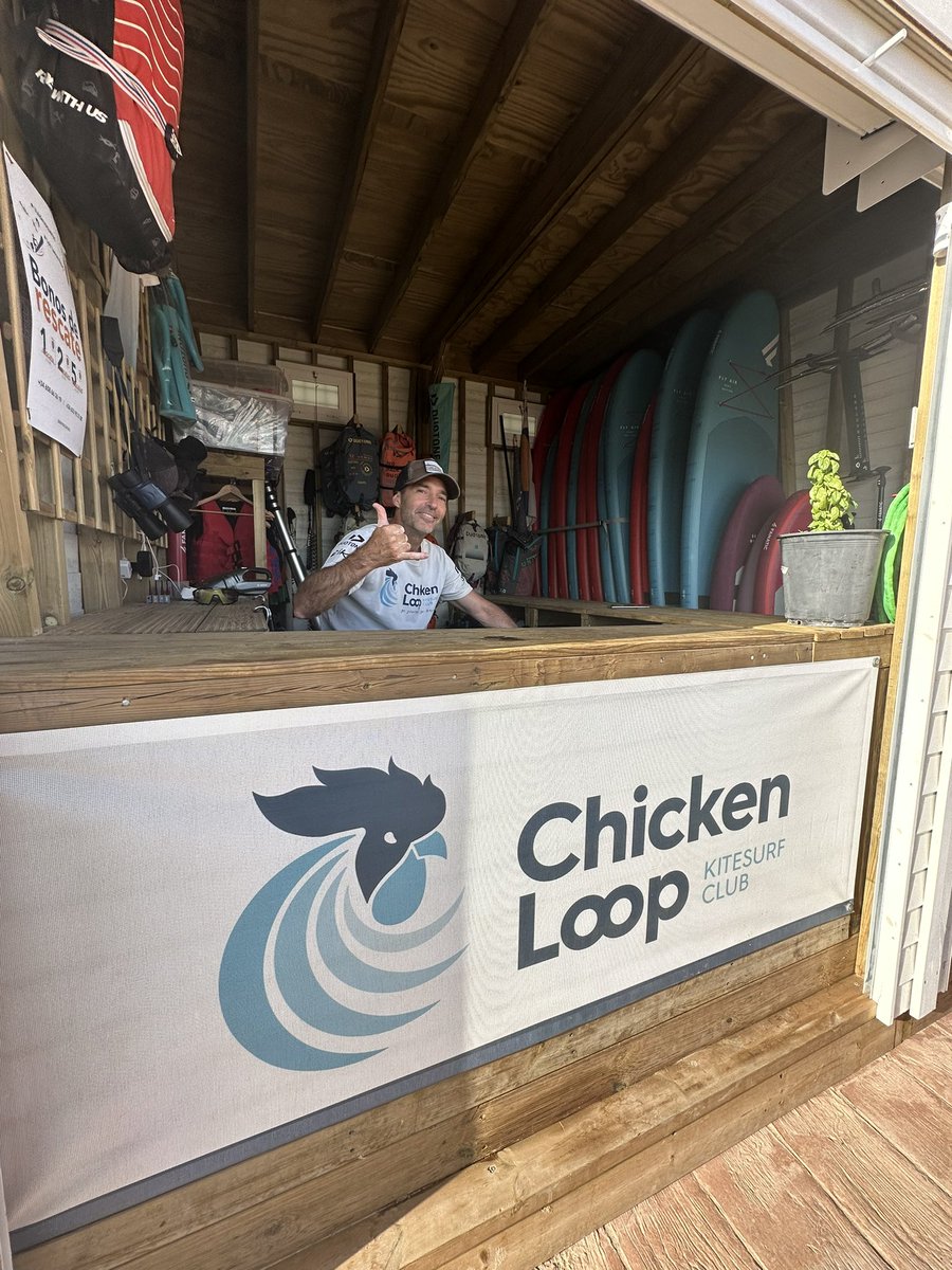 Bonito reencuentro con <a href="/loop_kite/">Chicken Loop Kite Club</a>. Hace 6 años estuve por #Tarifa y este proyecto apenas comenzaba con una furgo, ahora es una escuela. Expertos en los deportes acuáticos. 🏄‍♀️

📍Playa de Valdevaqueros (Cádiz), gran destino para los amantes del windsurf y kitesurf.