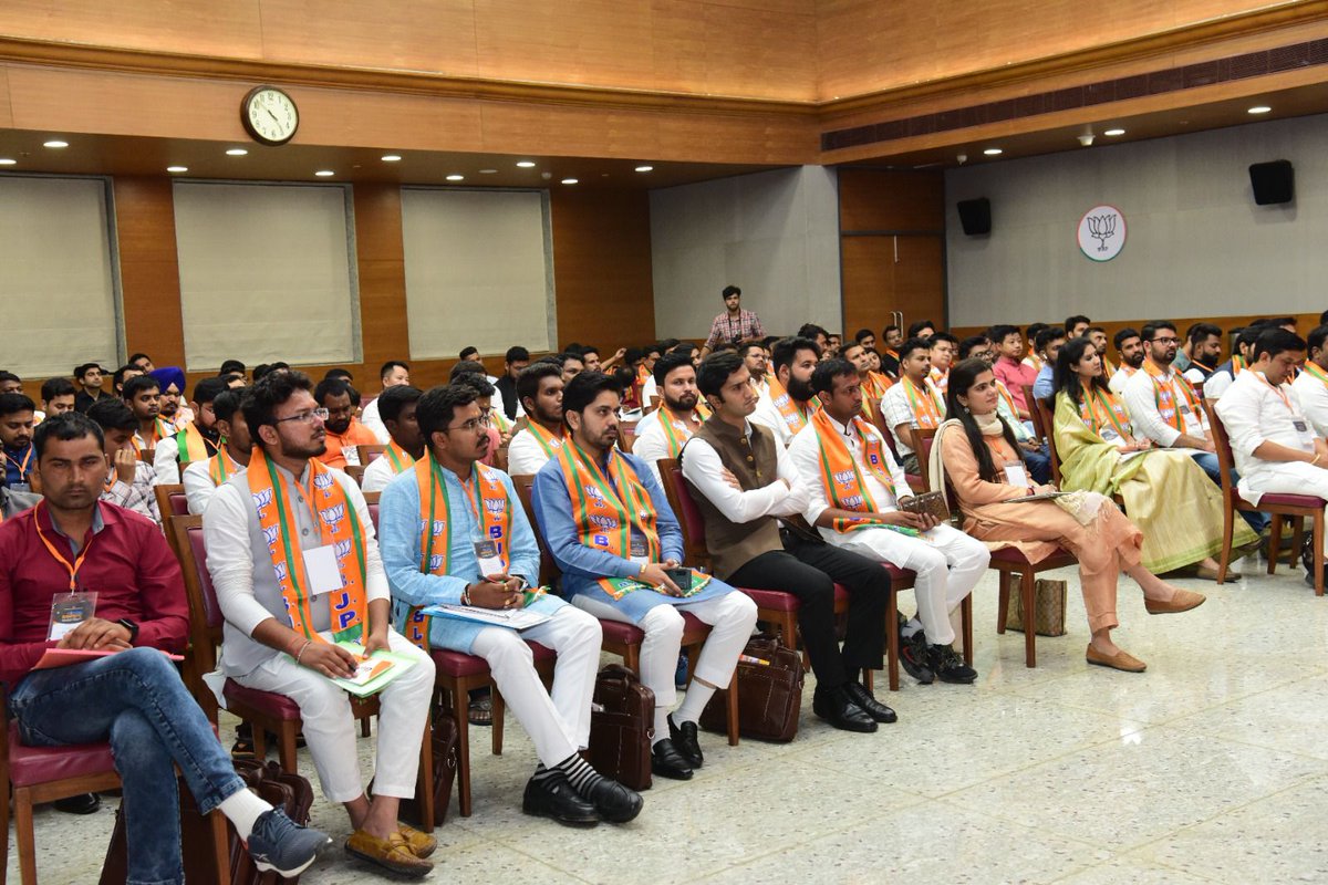 BJYM4DL's tweet photo. आज @BJYM  सोशल मीडिया डिजिटल संकल्प कार्यकारिणी बैठक का राष्ट्रीय कार्यालय  मैं आयोजन किया गया  @tarunchughbjp जी, @blsanthosh जी, @smritiirani जी, @amitmalviya जी, @Tejasvi_Surya जी, @KapilParmar जी, @ShashiYadavInd जी का सानिध्य प्राप्त हुआ ।
#BJYMSocialMediaNEC https://t.co/aA4npPqIFO