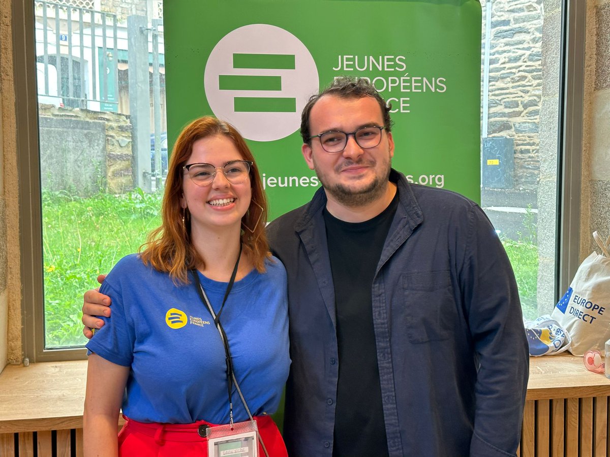 Après 2 années en tant que Président des Jeunes Européens - France, <a href="/AntoineChabal/">Antoine Chabal</a> termine son mandat, laissant la place à <a href="/LaureNiclot/">Laure Niclot</a>, élue à l'unanimité ! 🇪🇺