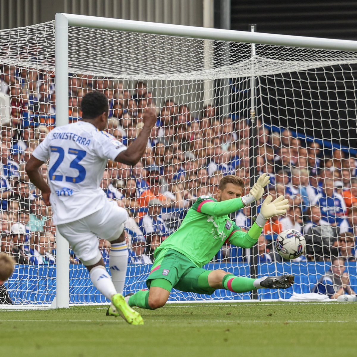 Leeds United tweet media