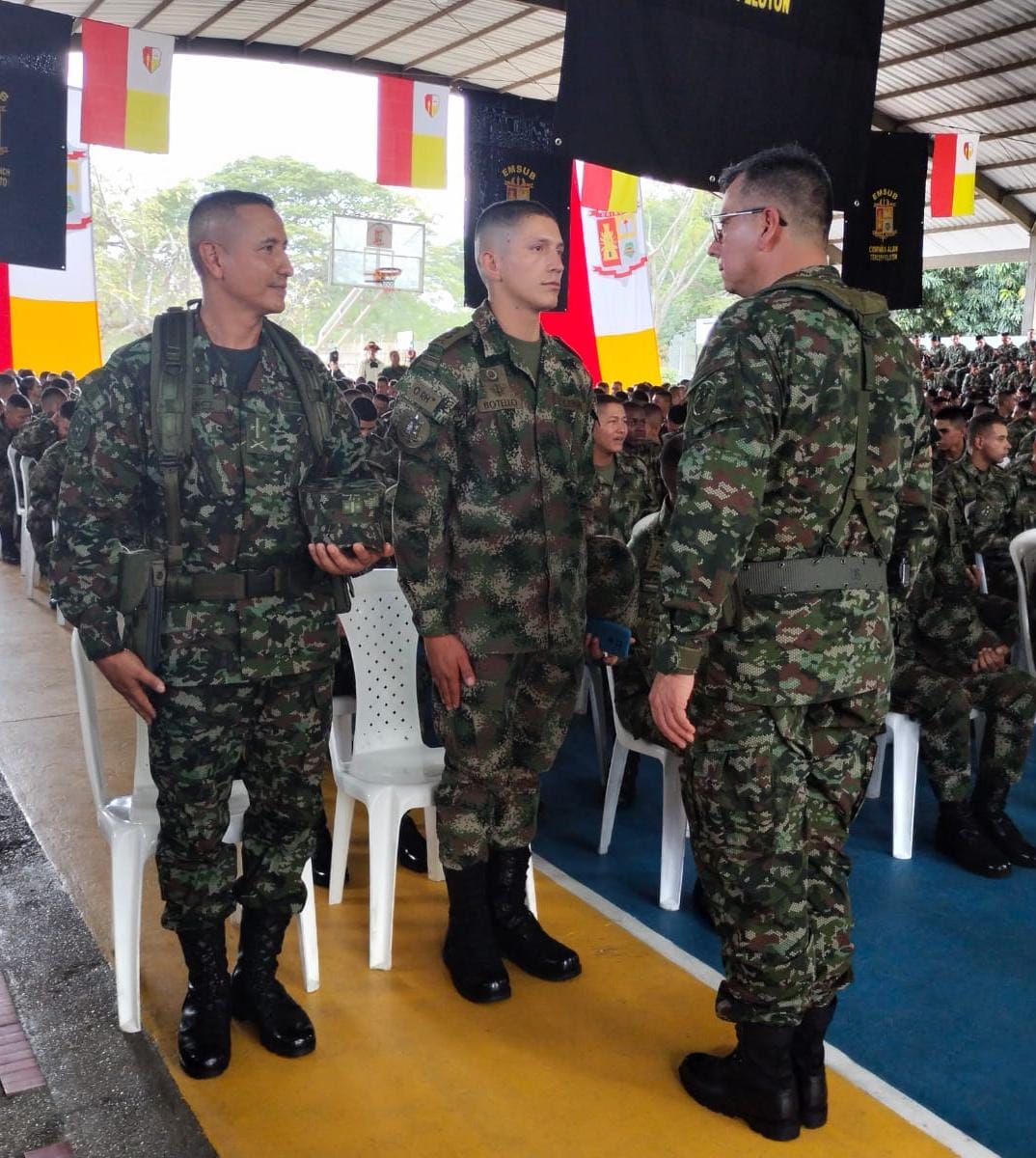 COL_EJERCITO's tweet photo. A través de @ejercito_COPER,
678  futuros cabos terceros del Ejército Nacional conocieron la  destinación a su primera unidad militar y ahora se preparan para desplazarse  a lo largo y ancho del territorio nacional a fortalecer la seguridad del país.

#IncorpórateAlEjército https://t.co/boqQN3sQ8q