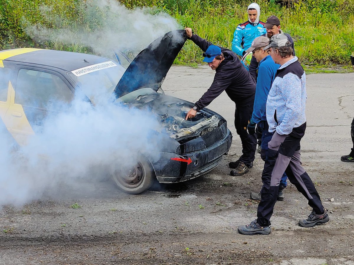 AlataloWilliam's tweet photo. Any engineers in here? Is the car supposed to smoke and have some fire in the engine room? https://t.co/fNJuDbdwak