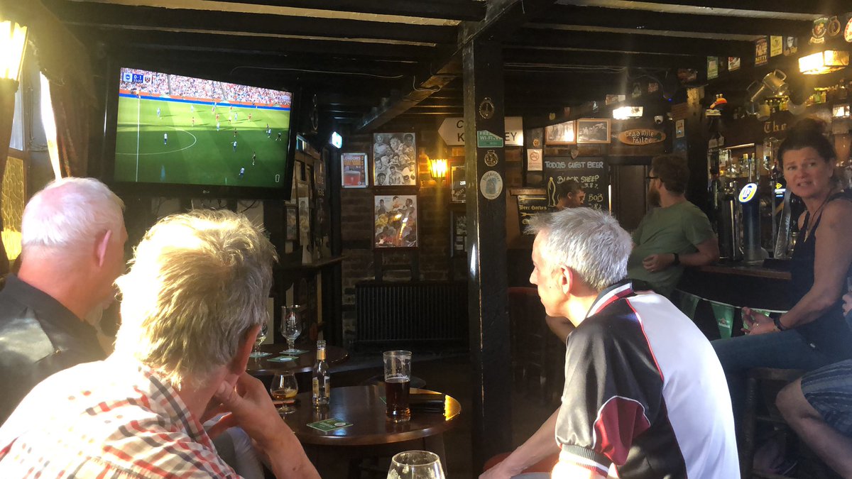 Barkingrunner's tweet image. West Ham in the boozer
