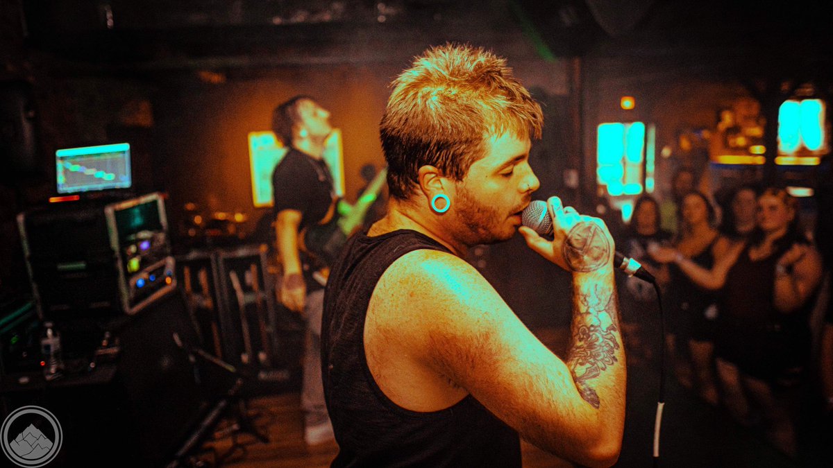 Wave_Painter's tweet photo. Yesterday we played @ portal in Louisville with our friends in Discrepancies // Versus Me // &amp; Archers

Thank you to everyone who came out and made it a night to remember 🖤🌊 https://t.co/ho6BAXIsbH