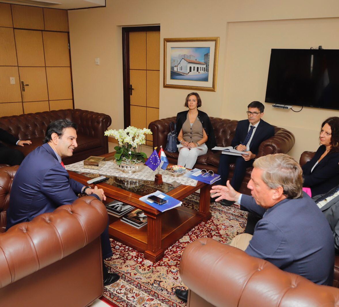 El presidente del Congreso <a href="/BetoOvelarANR/">Beto Ovelar</a> recibió el informe final de la #moeuepy23 de manos del jefe de la misión <a href="/GabrielMatoA/">Gabriel Mato Adrover</a> y su equipo. Dialogaron sobre las recomendaciones y cómo el Poder Legislativo puede contribuir en su implementación.