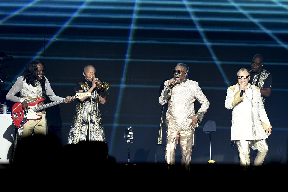 We Sang A Song Allllll Night Long with @LionelRichie & @EarthWindFire 🪩🕺✨ 📸: Ron Elkman