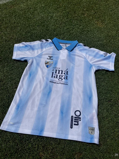 📌Málaga 🇪🇸 creó una camiseta con el escudo del otro lado 📌¿La razón? Una médica, en Twitter, contó que trata a un niño fanático del club que no podía usar la original 📌¿Por qué? Porque donde estaba el emblema, iba el catéter para la quimioterapia 📌La institución reaccionó y…