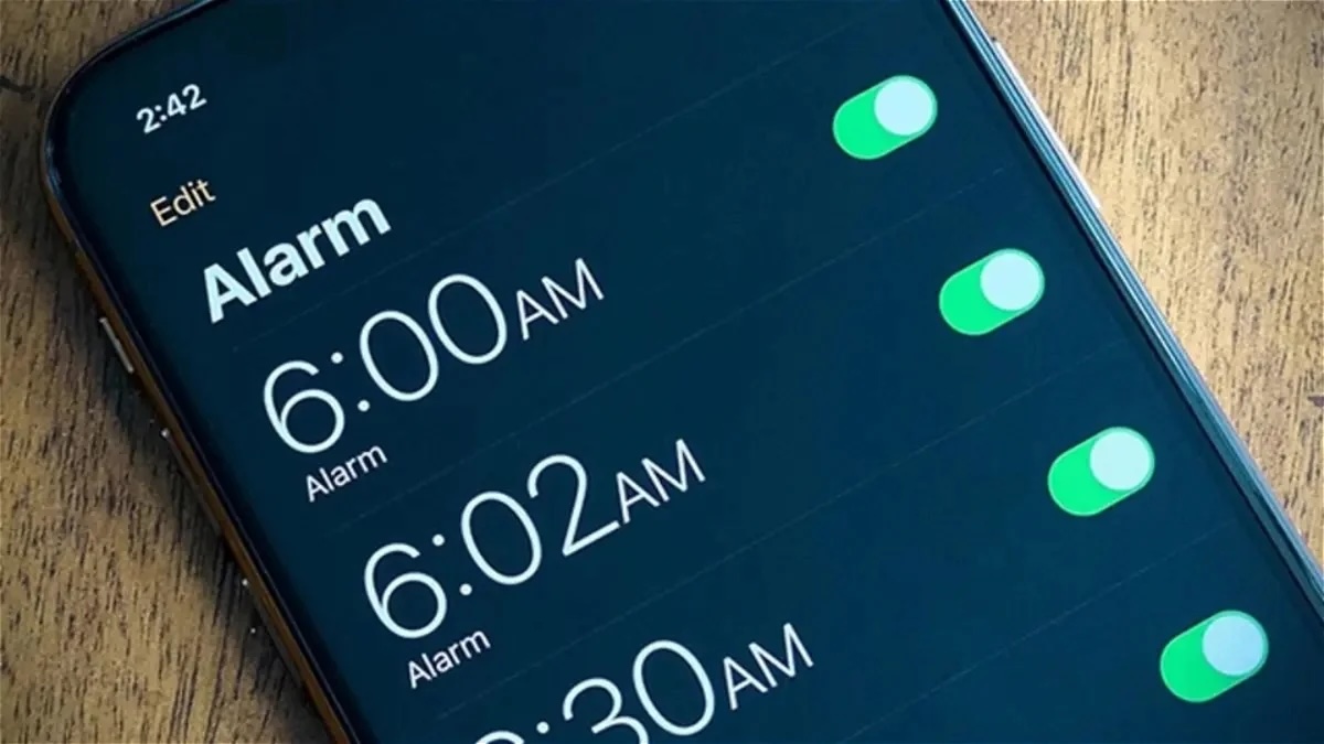 ifrnb's tweet photo. Cómo poner una canción personalizada como tono de alarma del iPhone

Aunque esta es una funcionalidad que lleva con nosotros desde hace varias versiones de iOS, lo cierto es que es poco conocida. Sin embargo, es de gran utilidad. El proceso lo realizaremos desde la app Reloj del iPhone y podremos crear una nueva alarma con nuestra canción elegida o bien editar una de las alarmas que ya tengamos creadas.

Para poder poner una canción personalizada como tono de alarma, tendrás que seguir los siguientes pasos:

1. Abrimos la aplicación de Reloj en nuestro iPhone y tocamos en Alarmas.
2. Pulsamos en el símbolo + situado en la esquina superior derecha.
3. Configuramos la hora a la que queramos que suene la alarma, así como otros parámetros.
4. Entramos en Sonido.
5. Tocamos en Elegir canción.
6. Buscamos nuestra canción favorita y la añadimos pulsando en el botón +.
7. Guardamos los cambios.

Listo. El tono de alarma de tu iPhone ahora será una canción personalizada. Podrás elegir temas que tengas guardados en tu iPhone, así como canciones de Apple Music que tengamos descargadas. Un buen recurso si no te gustan los tonos de alarma que vienen por defecto en el iPhone.

https://t.co/z0jG6zjIVG