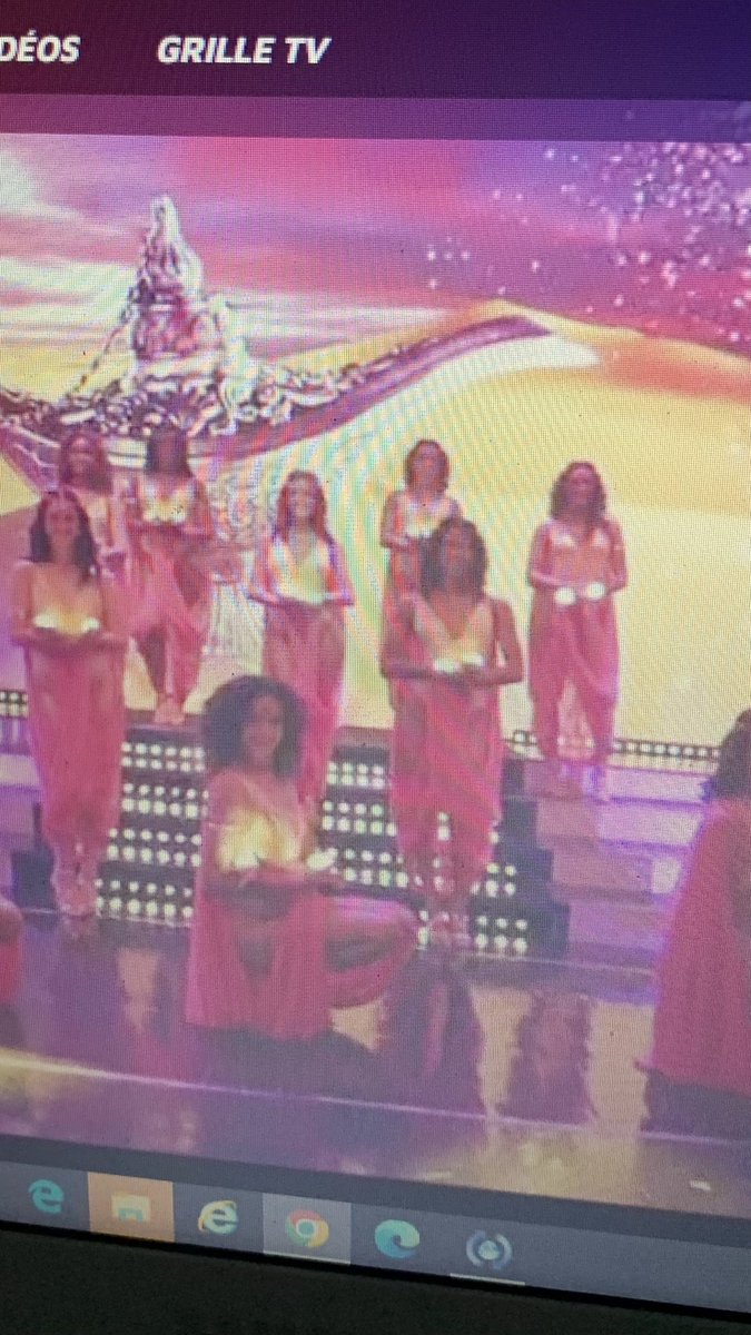YP9999999999999's tweet photo. Ôté ramène mes boules pour mon sapin car ds 4 mois Noël 
#MissReunion https://t.co/N60v97DwN7