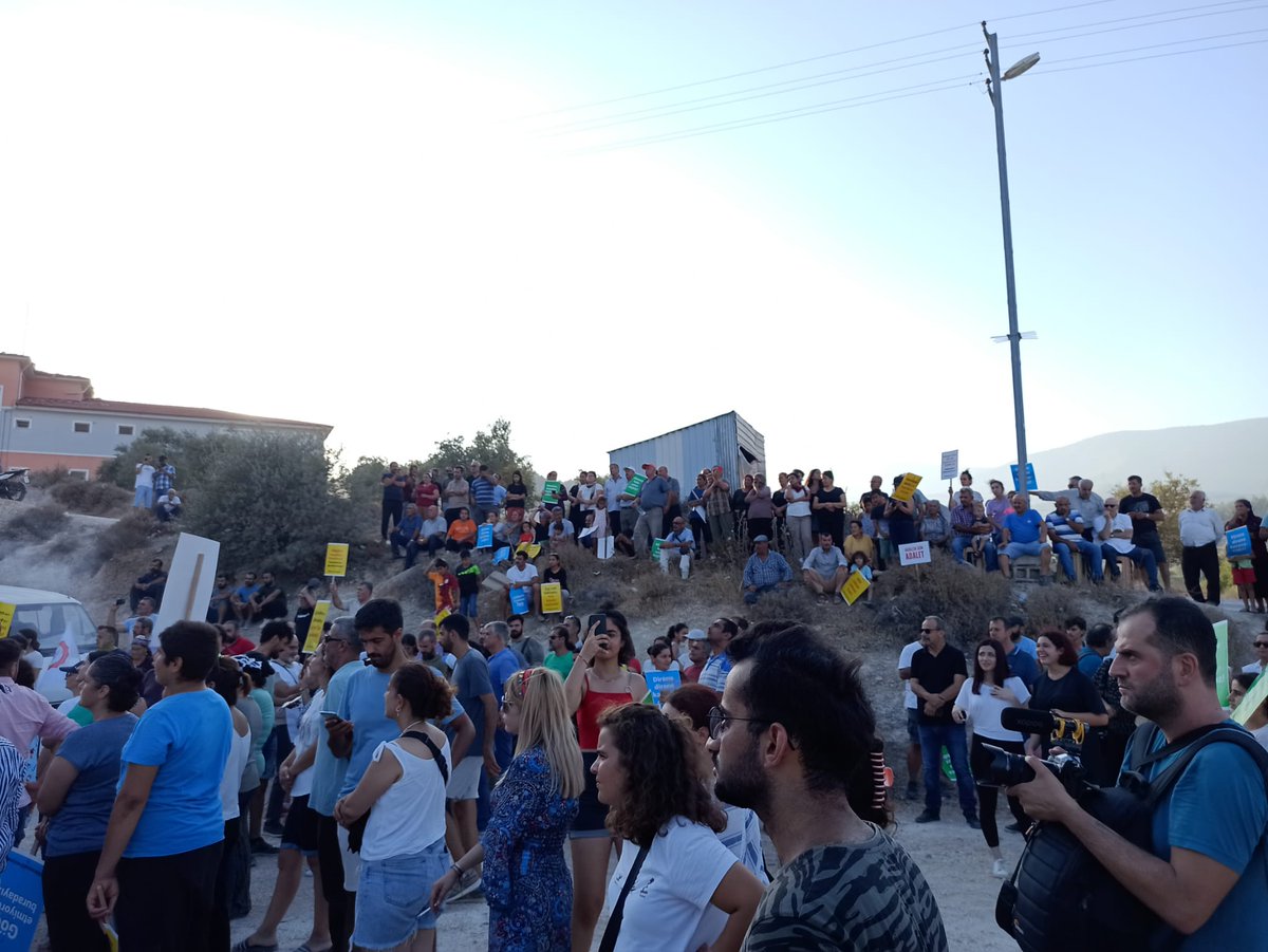 Antakya Dikmece'de deprem sonrası konut yapılacağı gerekçesiyle verimli tarım arazileri ve zeytinlikler zorla istimlak edildi. Dikmece halkı yağmaya karşı direniyor. #DikmeceyeDokunma