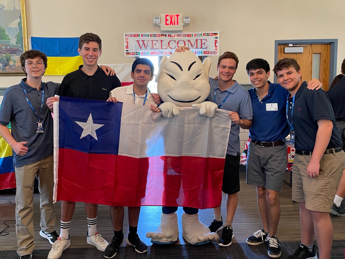 SLUHGlobalEd's tweet photo. Yesterday the SLUH community officially welcomed our 23 Jesuit brothers from our amazing global network. Great job by One World Club student &amp; faculty leaders to make these young men feel at home &amp; a vital, important part of SLUH. Bienvenidos! Witamy! Ласкаво Просимо! #SLUHGlobal https://t.co/DaVVUXnqZX