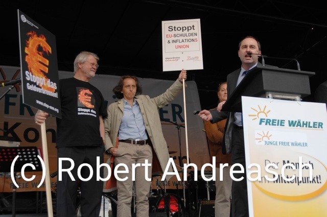 robertandreasch's tweet image. Nur zur Erinnerung: Hubert #Aiwanger mit Beatrix von Storch (2012). Mein Foto, veröffentlicht damals von @aida_archiv: aida-archiv.de/2012/06/02/wen…