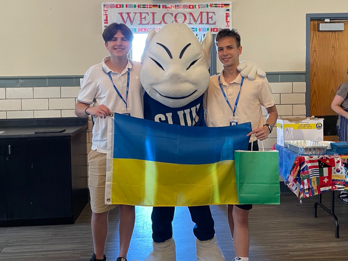 SLUHGlobalEd's tweet photo. Yesterday the SLUH community officially welcomed our 23 Jesuit brothers from our amazing global network. Great job by One World Club student &amp; faculty leaders to make these young men feel at home &amp; a vital, important part of SLUH. Bienvenidos! Witamy! Ласкаво Просимо! #SLUHGlobal https://t.co/DaVVUXnqZX