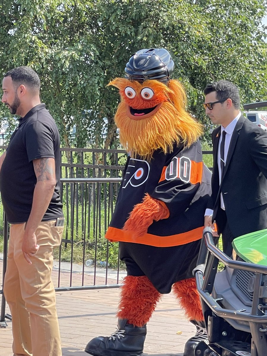 twirlynao's tweet image. Not to brag but I saw this celebrity today at Fanfest #975Fanfest