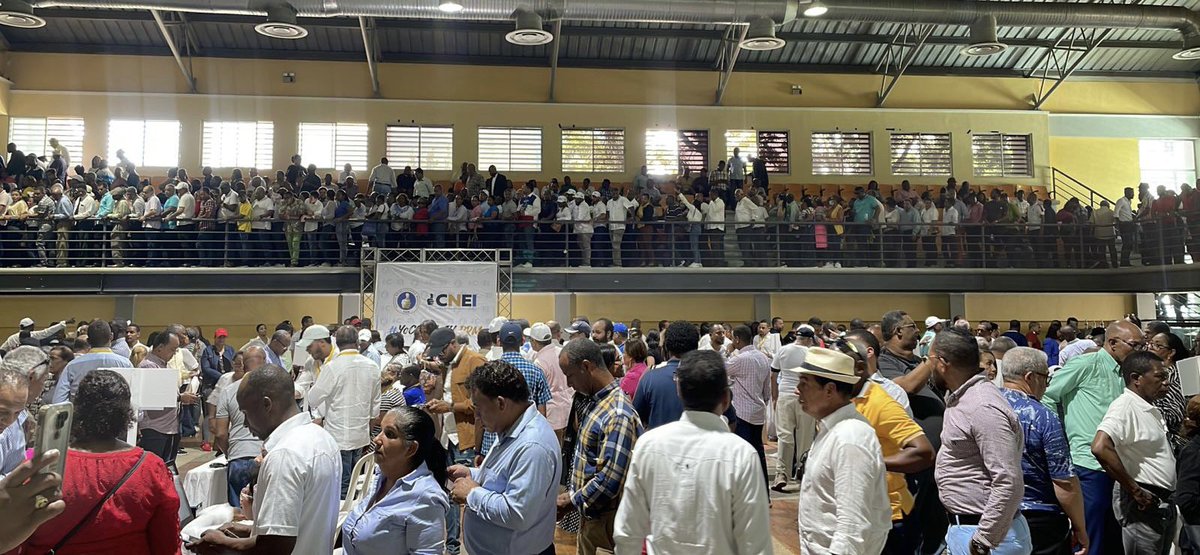EddyOlivares14's tweet photo. Votando este sábado en el masivo pleno de abogados de nuestro ⁦@PRM_Oficial⁩ para seleccionar al candidato o candidata que, con toda seguridad, presidirá el Colegio de Abogados de la RD. 
¡Muchos éxitos colegas! https://t.co/4D1hlBdo0T