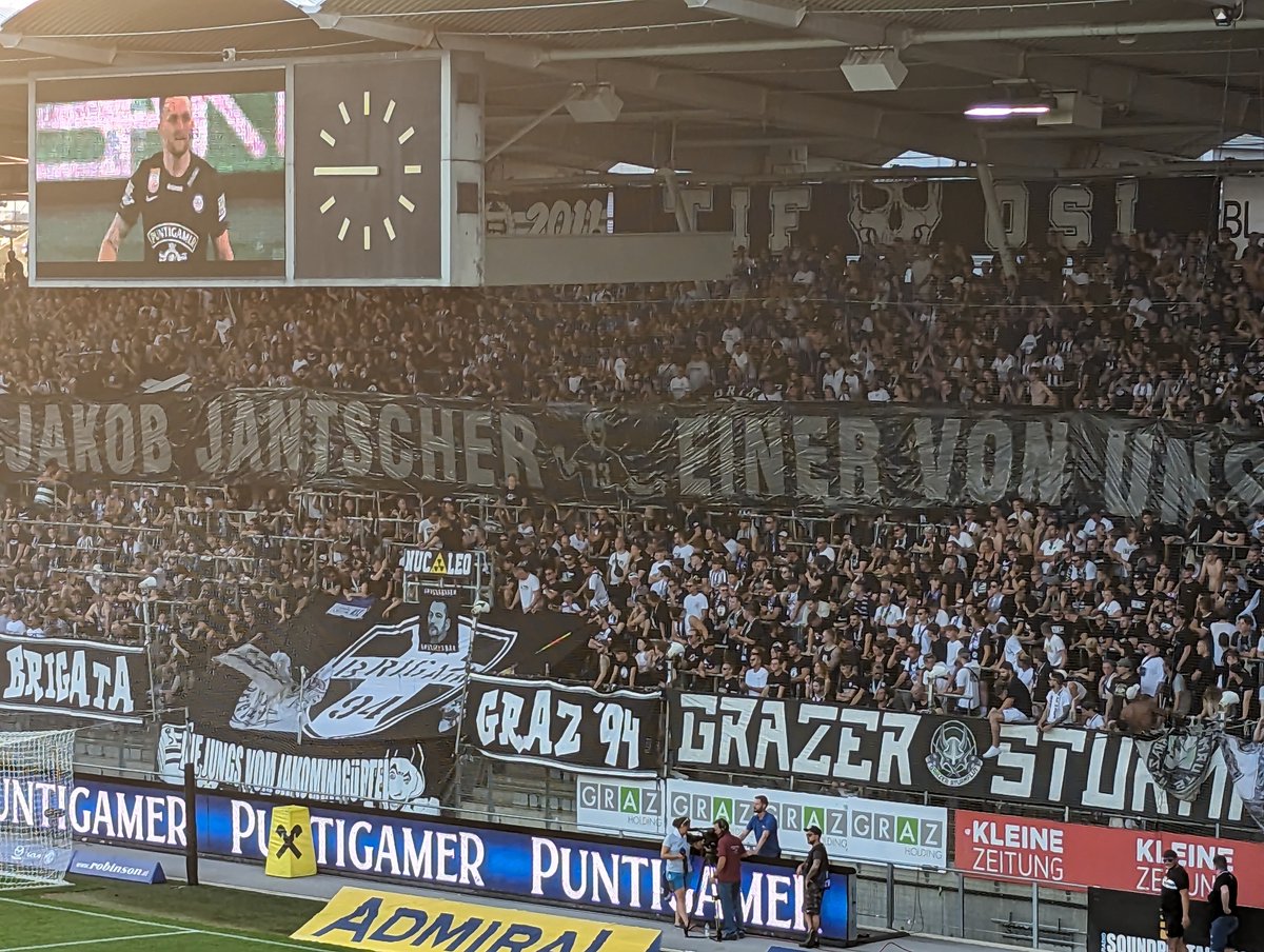 SturmNetz1909's tweet photo. Der @sksturm hat gegen @BlauWeissLinz mit 4:1 gewonnen. Außerdem verabschiedete sich #JJ13!
Unser Bericht: https://t.co/mv8lyWxo82 https://t.co/3zLSNx0InP