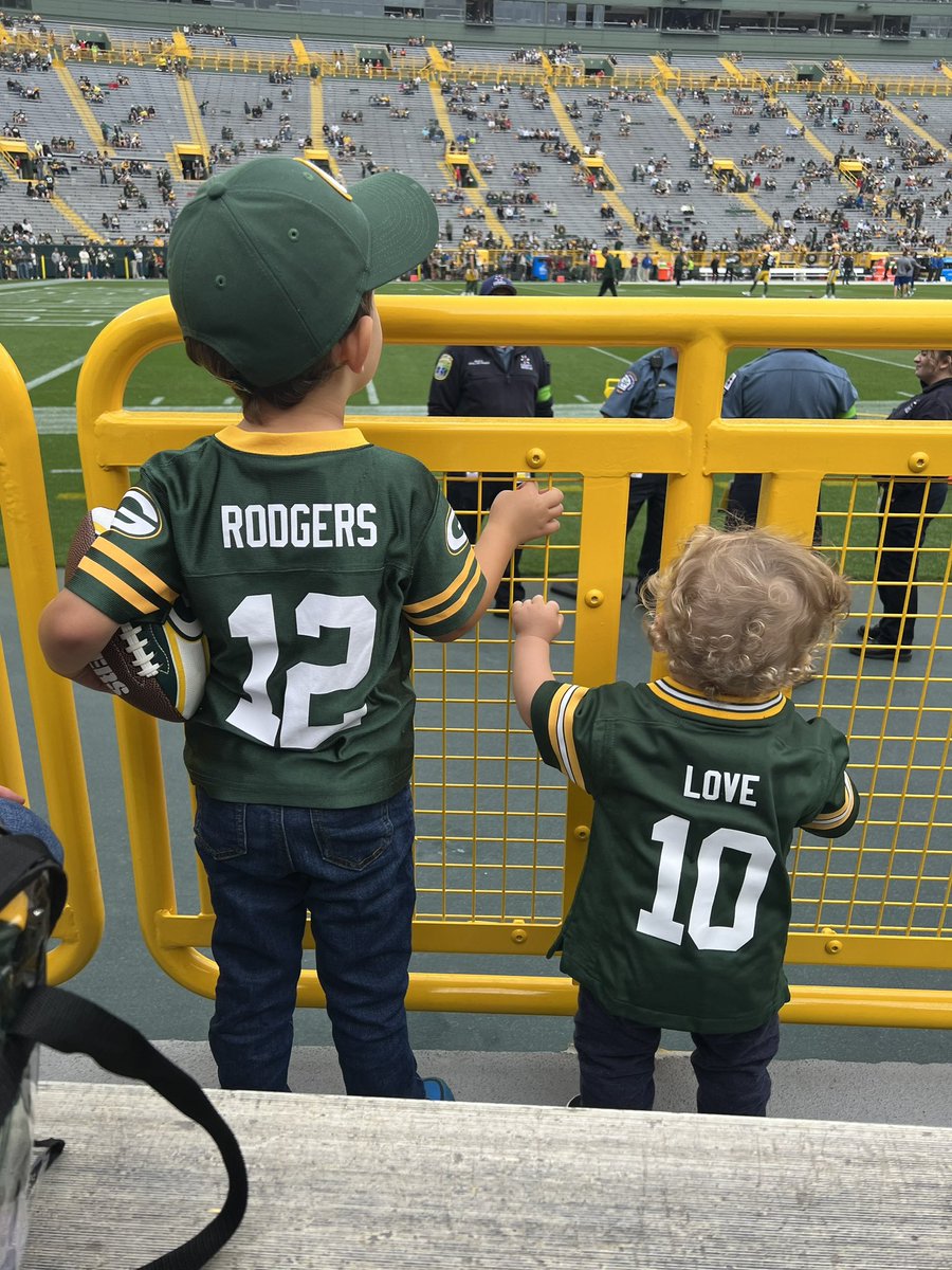 JustAZ32's tweet photo. Sorta symbolic, ya? @packers #GetLoudLambeau #GoPackGo https://t.co/HBLwrt1Mqf
