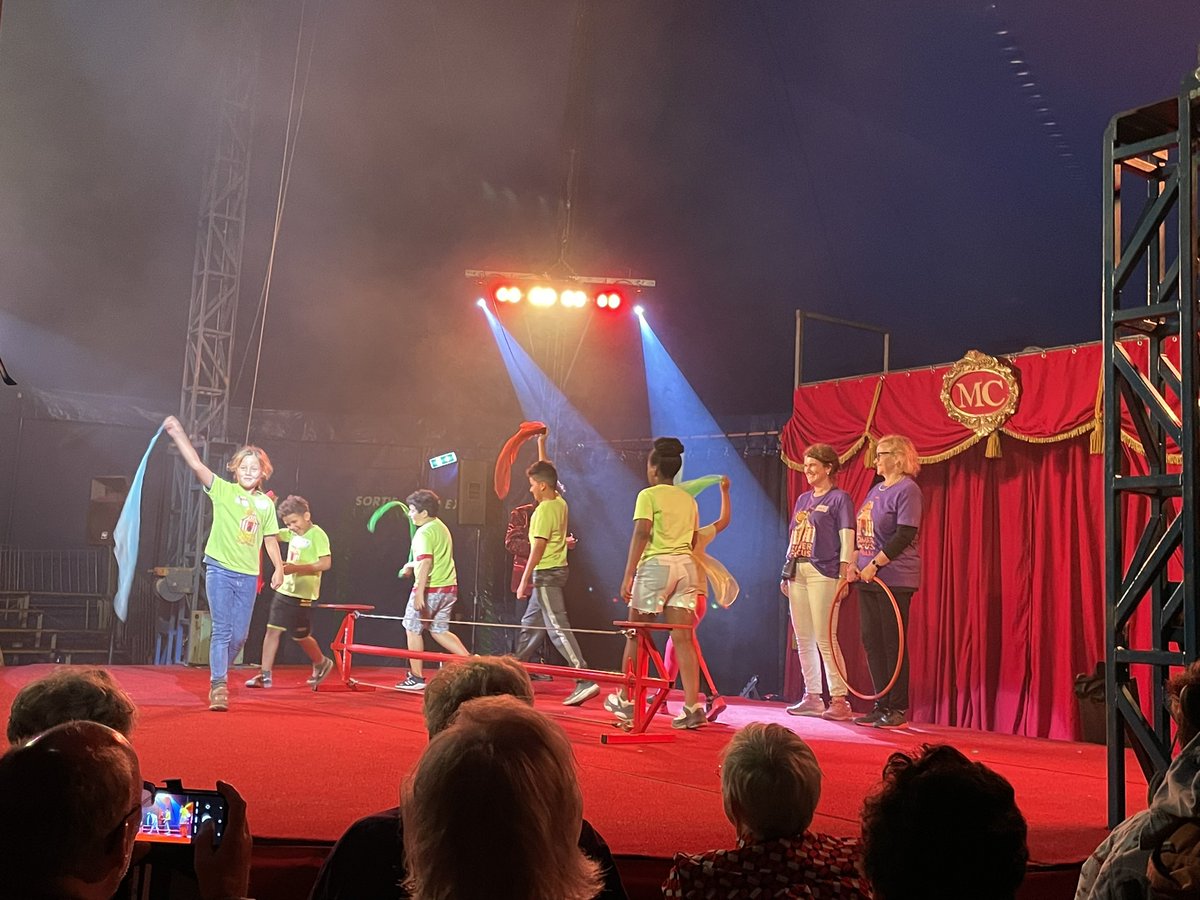 BobbyScheepe's tweet photo. Wat was het Zomercircus geweldig. Wat deden de kinderen het leuk en wat een lol hadden zij erin. Met dank aan de vrijwilligers @JStichting en @RotaryDeVeste. https://t.co/FKOfBEE95w
