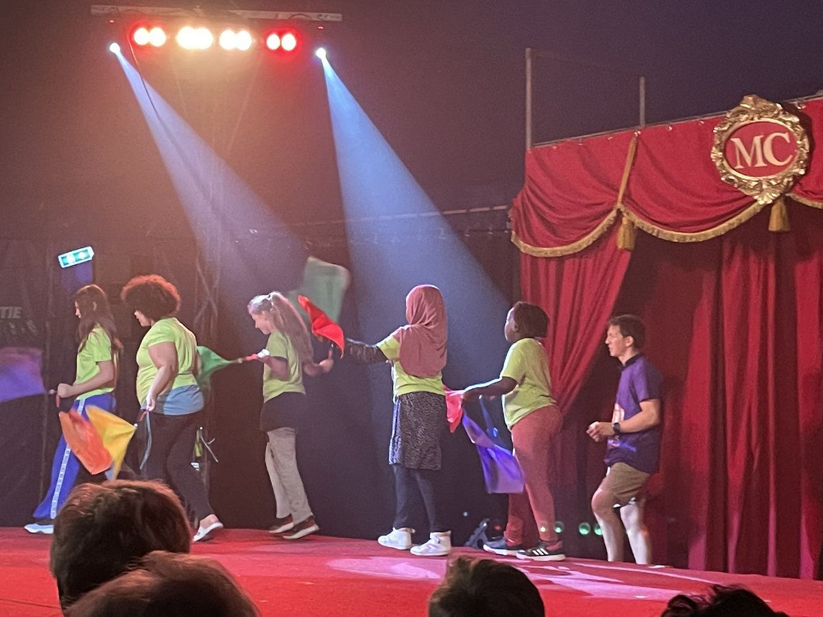 BobbyScheepe's tweet photo. Wat was het Zomercircus geweldig. Wat deden de kinderen het leuk en wat een lol hadden zij erin. Met dank aan de vrijwilligers @JStichting en @RotaryDeVeste. https://t.co/FKOfBEE95w