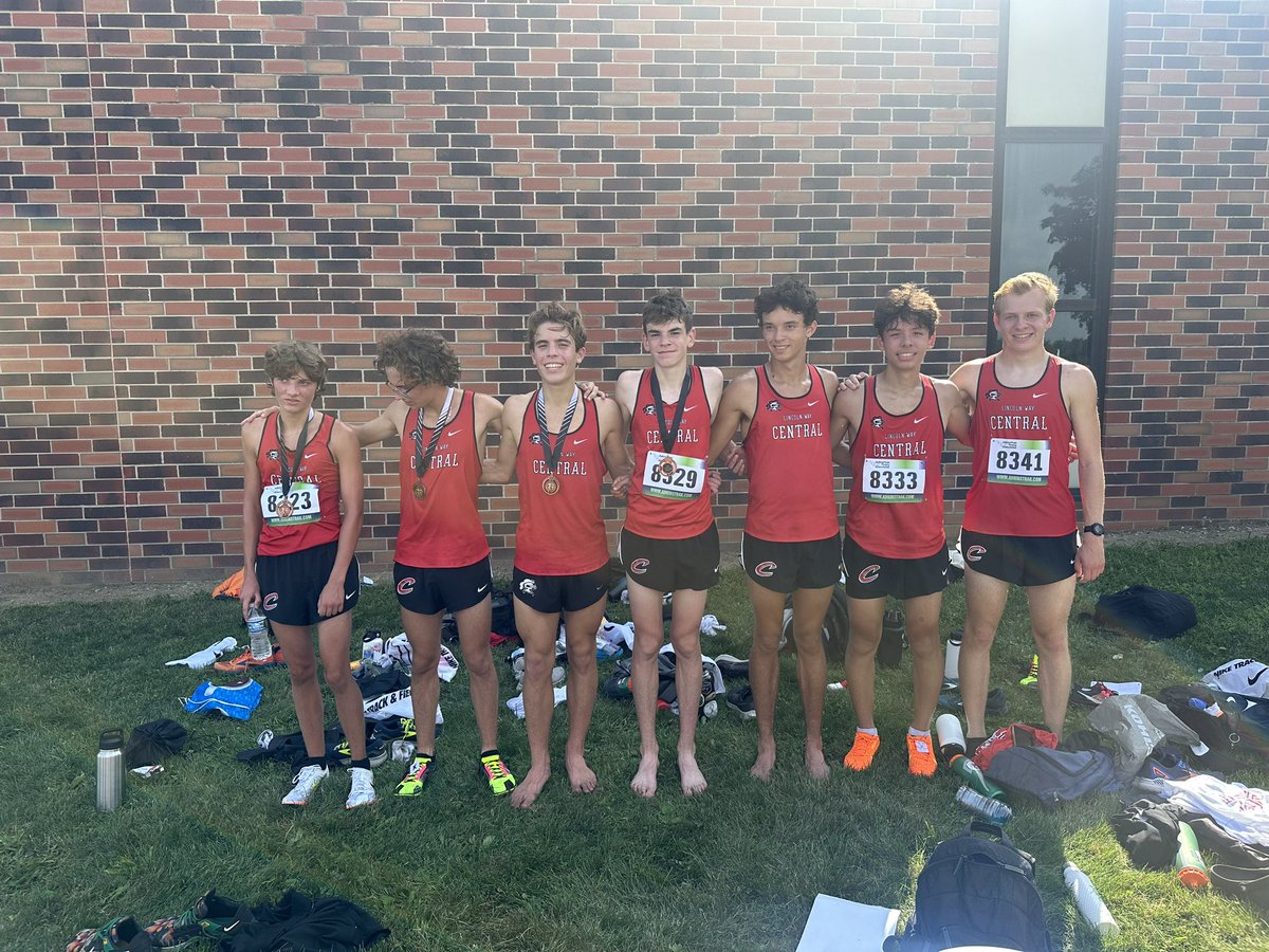 BryceCounihan's tweet photo. The Knights took home 2nd place today at the Normal West XC Invite! Dialed in a PR today at 16:26 in the 87 degree heat! @LWCKnights https://t.co/mofRtEt4vw
