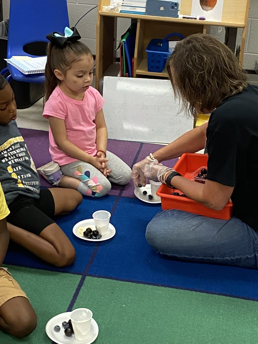 mbullock24's tweet photo. @EaglesSouthwest @MsBryant19 
Practicing our counting skills using our new curriculum and then enjoying our reward for doing a great job! https://t.co/3lF9iOAB1F