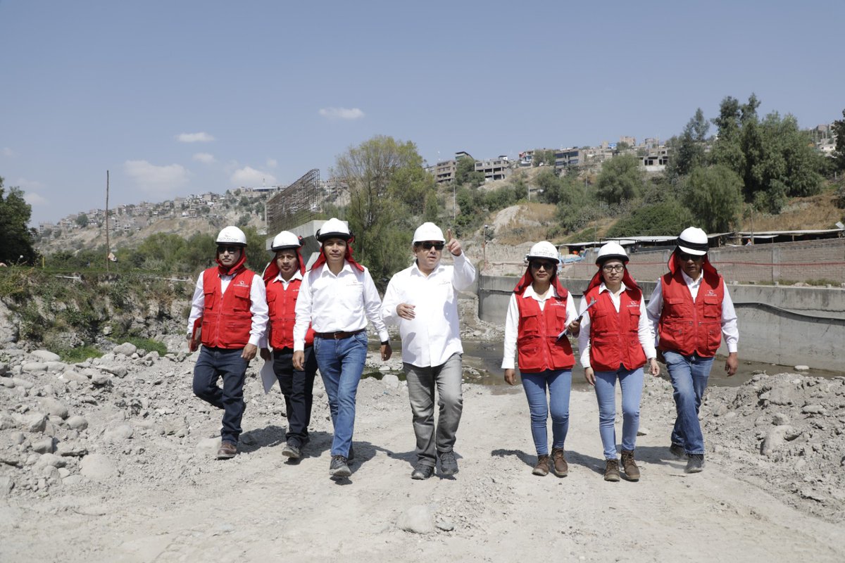 ContraloriaPeru's tweet photo. Existen 120 obras públicas paralizadas en Ayacucho por S/ 564 millones. En jornada de Despacho Contralor en dicha región, Nelson Shack enfatizó la necesidad de destrabar dichos proyectos en beneficio de la población. Entérate los detalles aquí ➡️https://t.co/TQjlUqrHMK https://t.co/suIkxxpQxg
