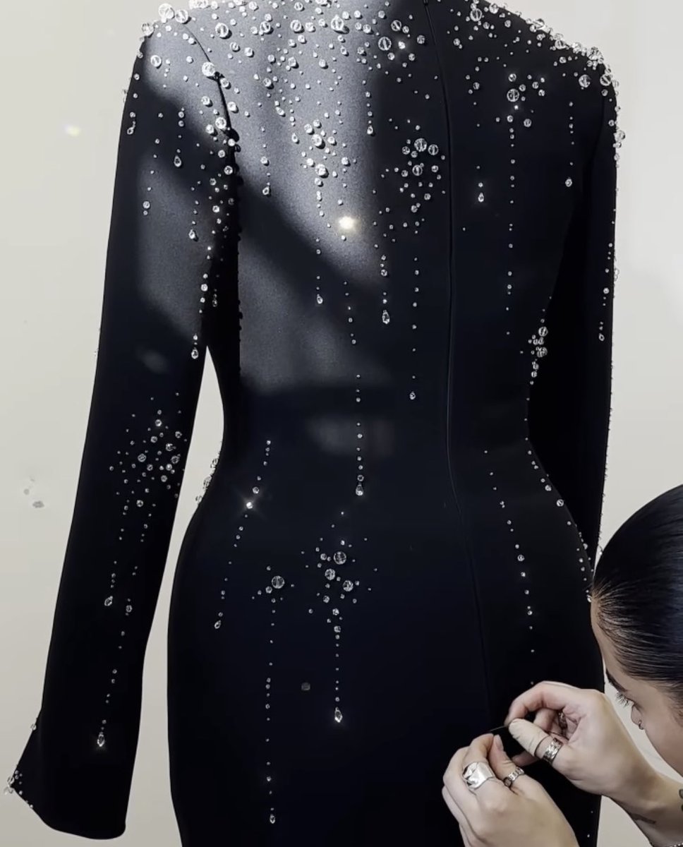 adeleworethat's tweet image. 25|8|23 Weekend 24

I used to pray for times like this 😭
Adele wears custom Robert Wun “Rain Fall Gown” made out of 15,000 hand embroidered @swarovski clear crystals recreating a rainfall.

#WeekendsWithAdele