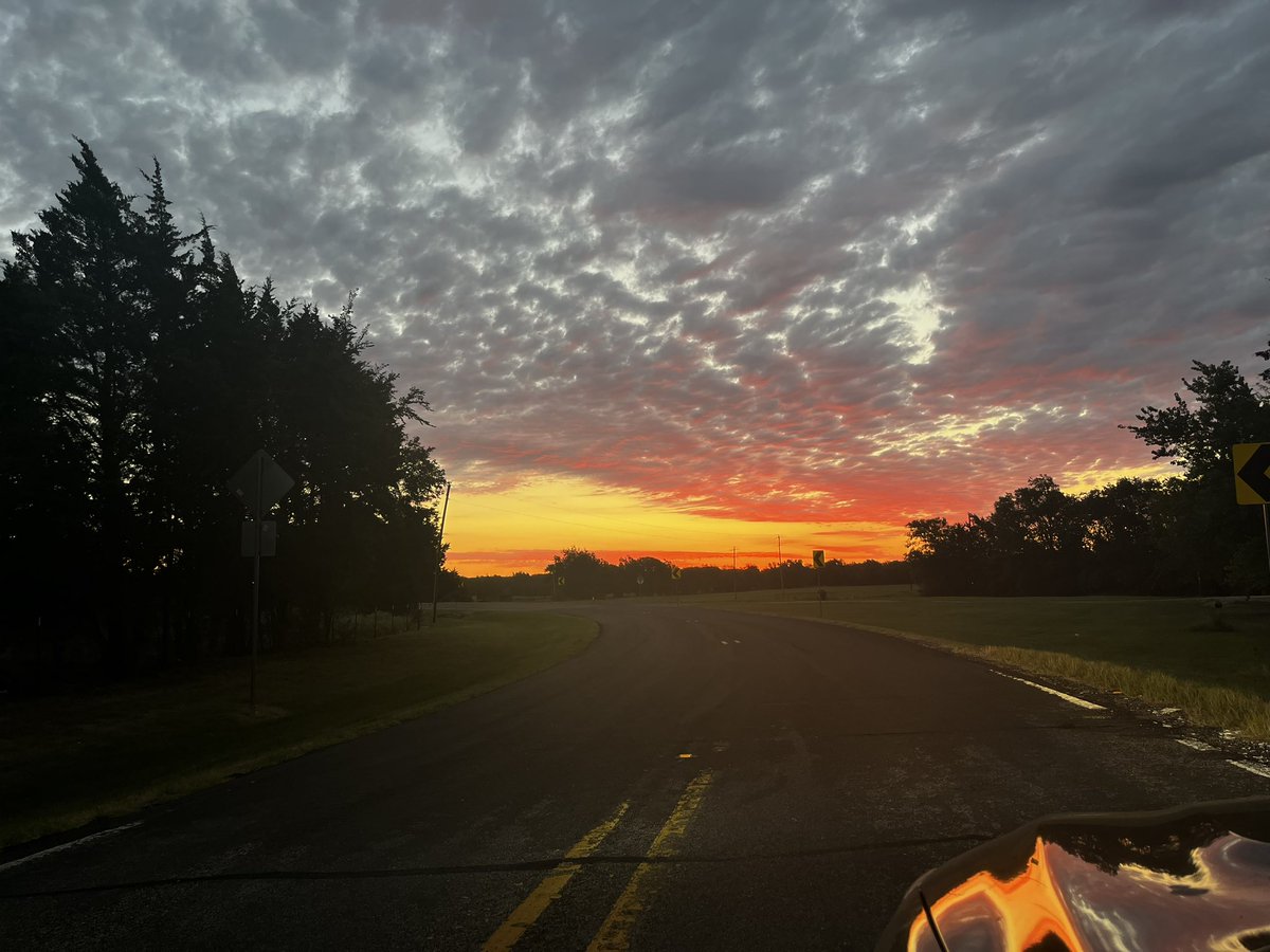 jd_queen23's tweet photo. texas sunrise>>>> https://t.co/Y7cHNU6Xv5