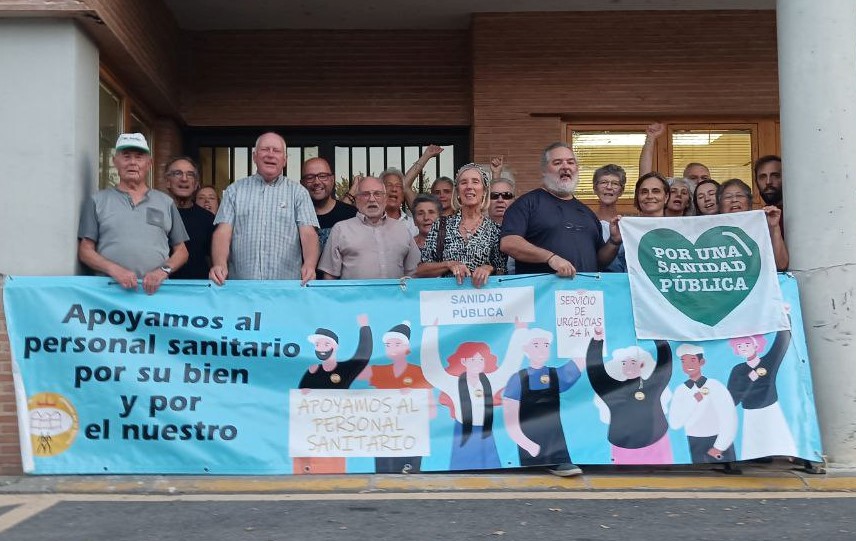 L@s vecin@s de #SotodelReal no descansen durante el verano y siguen con las concentraciones delante el #CentrodeSalud para mostrar su apoyo al #PersonalSanitario frente a la política de la #ComunidaddeMadrid ¡Seguimos trabajando por una #SanidadPública de calidad para tod@s! 💚💚