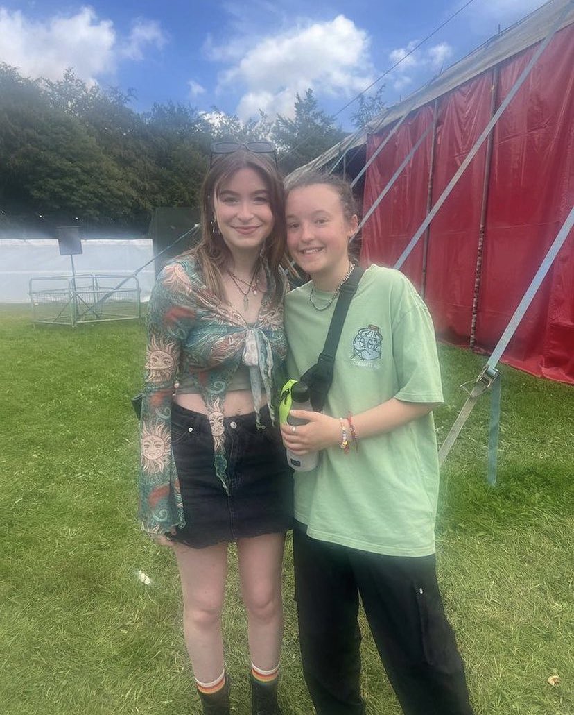 BellaRamseyHQ's tweet photo. Bella with fans at Leeds Festival 

Via jessicawi1 &amp; bellaramseydaily 💚 https://t.co/Lqnvq7SYND