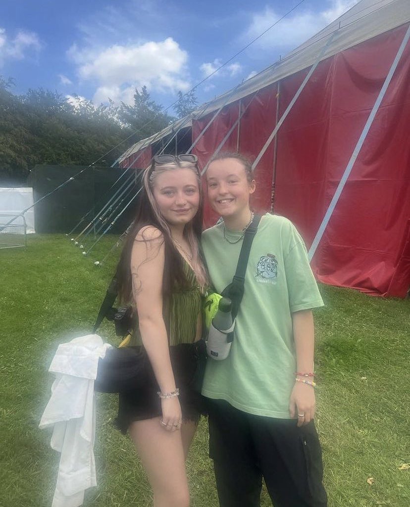BellaRamseyHQ's tweet photo. Bella with fans at Leeds Festival 

Via jessicawi1 &amp; bellaramseydaily 💚 https://t.co/Lqnvq7SYND