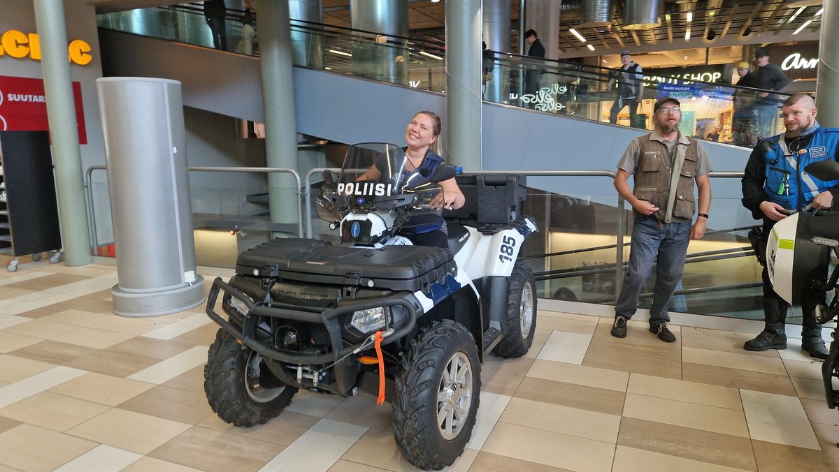 Mulla alkaa olla jo perinteenä viettää #Poliisinpäivä'ä #Pori'ssa! Olipa hauska päivä kuten kuvasta näkyy 🥳 Satoja kävijöitä, hyviä keskusteluja, visaisia kysymyksiä ja iloisia kasvoja 😊 Kiitos osallistuneille ja tietenkin #lspoliisi'n työkavereille onnistuneesta tapahtumasta.