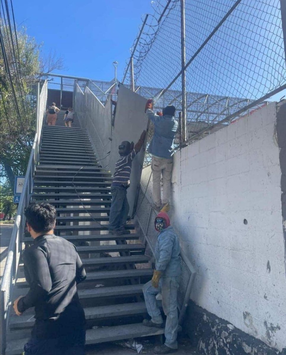 Ponen láminas en el puente peatonal del Foro Sol para que fans de <a href="/taylorswift13/">Taylor Swift</a> no puedan ver el concierto gratis.