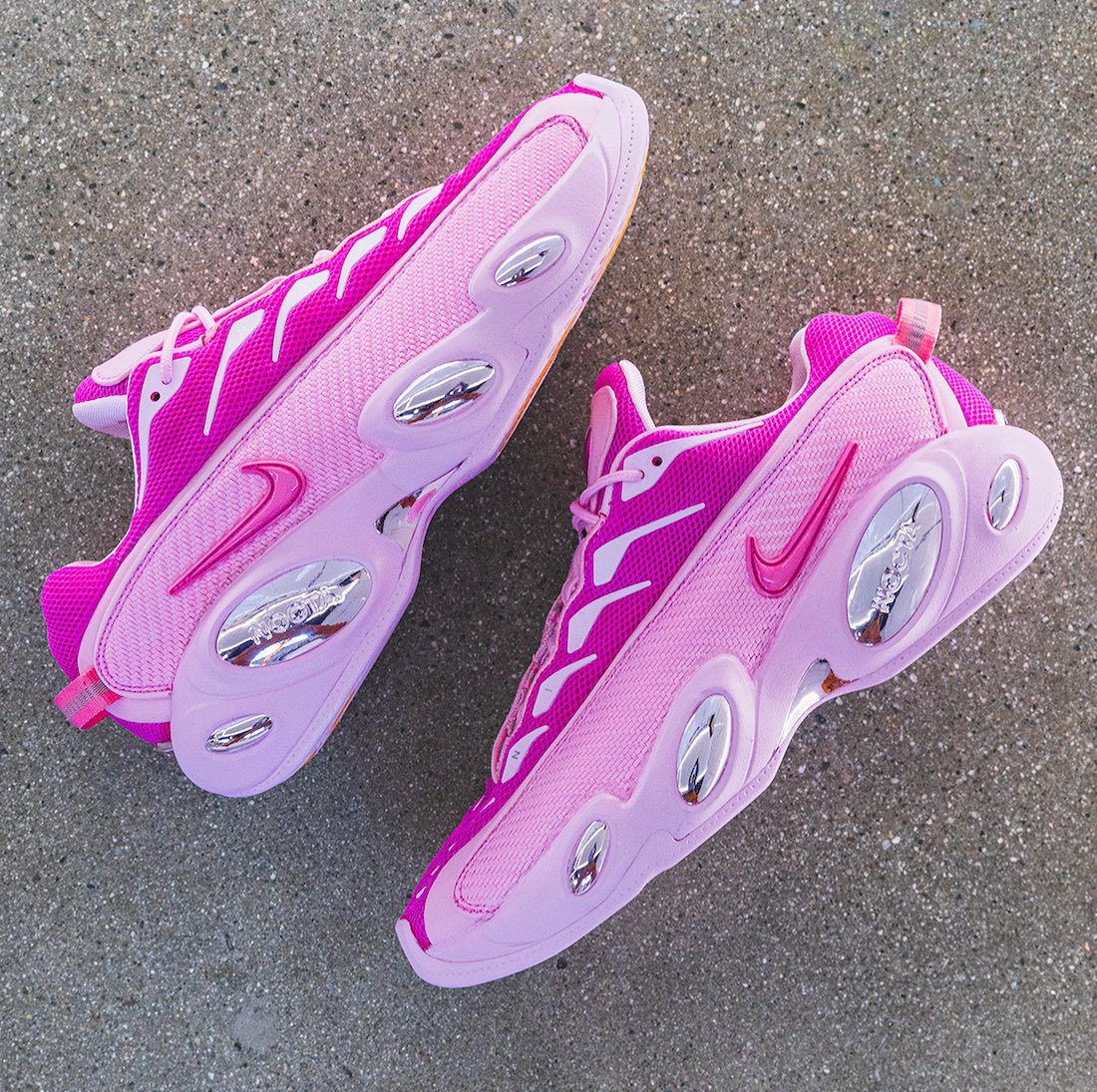 Sneakerologue's tweet photo. Custom Nike Nocta Glide par @TheShoeSurgeon pour @Drake 🌸 https://t.co/8xVVDz4CfW