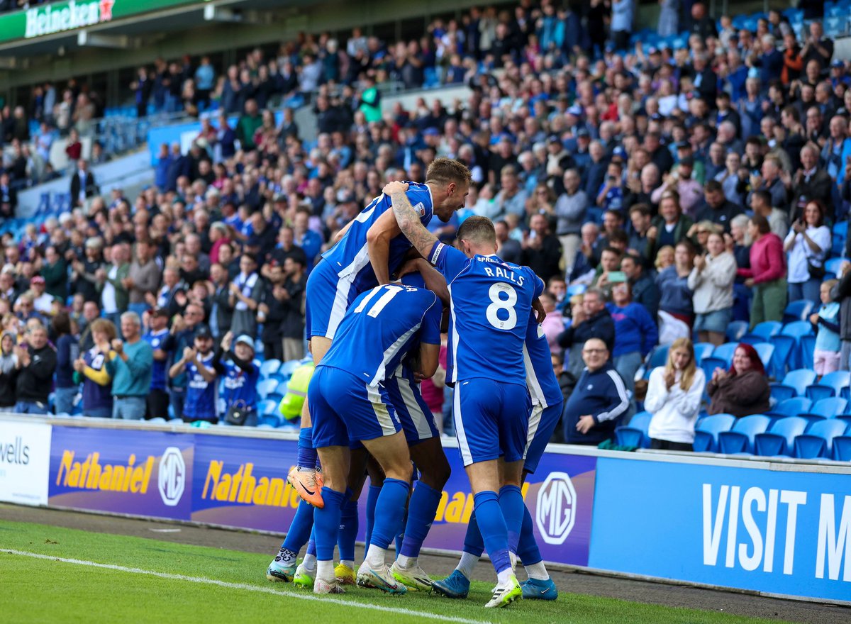aaronramsey's tweet photo. Doesn’t matter how sometimes, needed that today. Stuck with us right until the end to get all 3 👏🏼 Enjoy your weekend Bluebirds 🐦💙 @CardiffCityFC https://t.co/qSODvwFngP