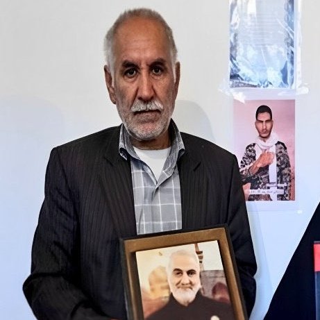 Mojtabapacino's tweet photo. امجد امینی جلوی کلی تهدید، یه‌تنه ایستاد گفت یه جون دارم اونم برای دخترم میدم.
حسین عجمیان هم با خون بچه‌ش برداشته نامه نوشته درخواست حواله پژو پارس داده.
فرقِ ما و شما مزدورا، فرق بین پدرِ مهسا و پدرِ عجمیانه...
#مهسا_امینی https://t.co/N6QLd6fHEN