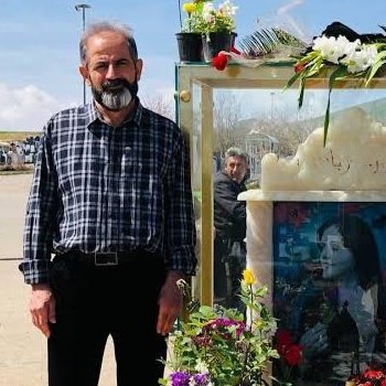 Mojtabapacino's tweet photo. امجد امینی جلوی کلی تهدید، یه‌تنه ایستاد گفت یه جون دارم اونم برای دخترم میدم.
حسین عجمیان هم با خون بچه‌ش برداشته نامه نوشته درخواست حواله پژو پارس داده.
فرقِ ما و شما مزدورا، فرق بین پدرِ مهسا و پدرِ عجمیانه...
#مهسا_امینی https://t.co/N6QLd6fHEN