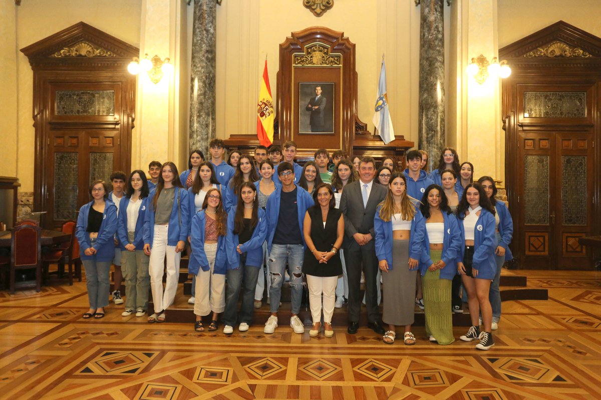 ConcelloCoruna's tweet photo. 🌎 A alcaldesa, @inesreygarcia, acompañada polo concelleiro da @coruna_educa, @JiBorrego, recibiu onte en María Pita ás e aos 36 alumnos coruñeses que cursarán o seu primeiro ano de Bacharelato en Canadá.

A información do acto de recepción, aquí: https://t.co/v1YKAZc4To https://t.co/NbF8j4KT9x