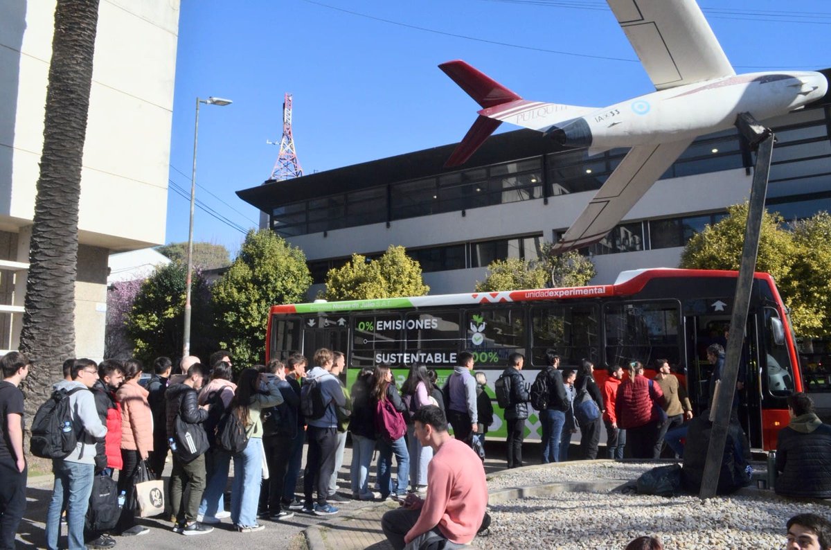 ing_unlp's tweet photo. Micro eléctrico en Ingeniería: claves para el desarrollo tecnológico nacional

El vehículo reconvertido junto a la empresa Nueve de Julio fue presentado a estudiantes de la Facultad, quienes pudieron dar un paseo por los alrededores de la institución.
https://t.co/wVirL6MqmI https://t.co/LOfY4YusHB