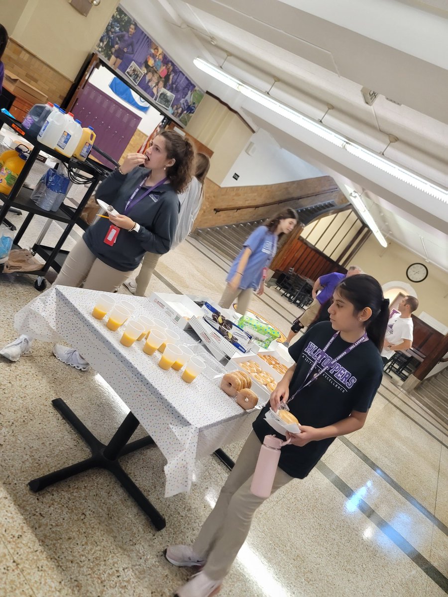 tyward01's tweet photo. Barrets' first ever 8th grade community building day was a success! Not only did we get donuts and pizza but we got to learn about our strengths and areas we can work on. We worked with peers who shared the same strengths as us and peers who shared different strengths. https://t.co/J1WFuzXxIM