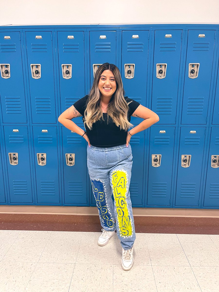 mathandcoffee's tweet photo. Had to bring out the spirit jeans for the first football game! Great first FULL week with our new freshman! Looking forward to a successful year ๐๐ #MsRodriguez #NotYourLeastFavoriteTeacher @ChannelviewHS https://t.co/e0vePbbiAD