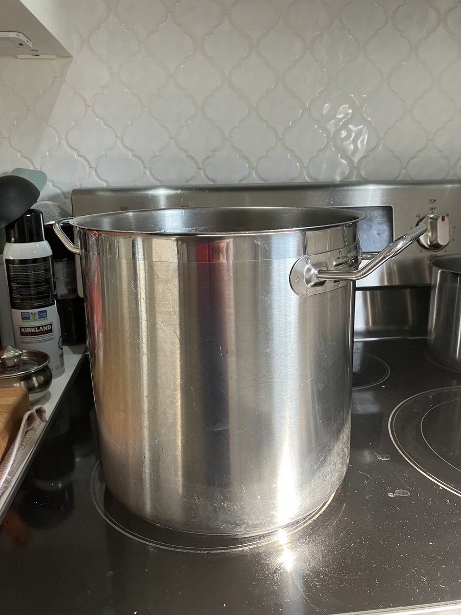 GenYMagpie's tweet image. Stock day! 

We get the roast chickens from Costco as a cheap protein, and save the bones in the freezer until we have enough to make stock. 

4 sets usually gives us ~8L of delicious stock to use!