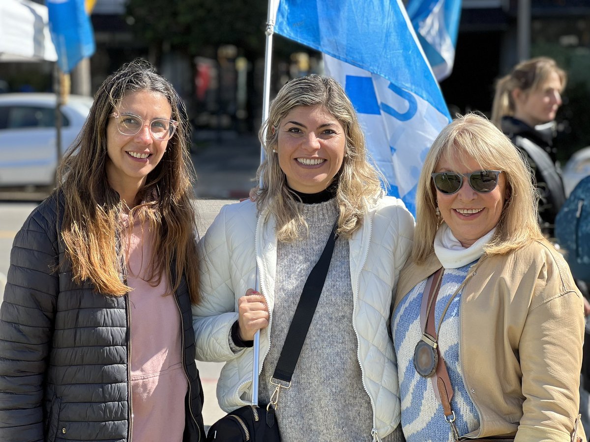 SÁBADO DE MILITANCIA 💪🏻☀️ En la feria de Villa Biarritz invitamos a los vecinos al acto de la 7️⃣1️⃣ EN LOS BARRIOS junto a @lauraraffo en el Municipio CH. @sumar_uy