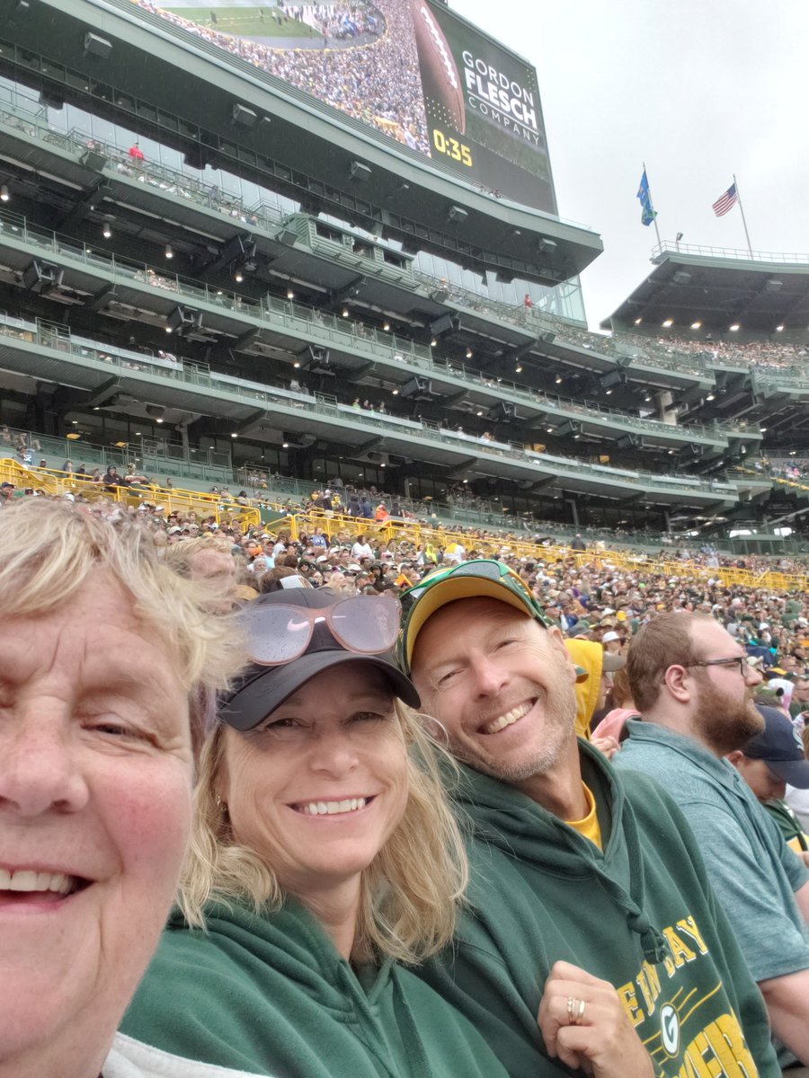 AnnSteffen's tweet photo. Enjoying the Packers game!
#getloudLambeau
#friedsarebest#thanksdavidandjeanne https://t.co/4ruIc5bfpQ